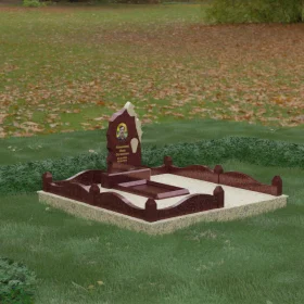 Гранитный памятник с «дикой скалой» и волнообразным ограждением - П178