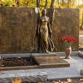 Бронзовый памятник с мемориальной скульптурой