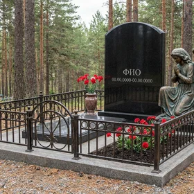 Бронзовый памятник с арочным верхом