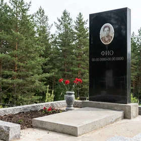 Пластиковый памятник в форме монолитной глыбы