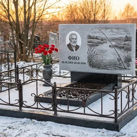 Гранитный памятник рыбаку с рыбацкой лодкой