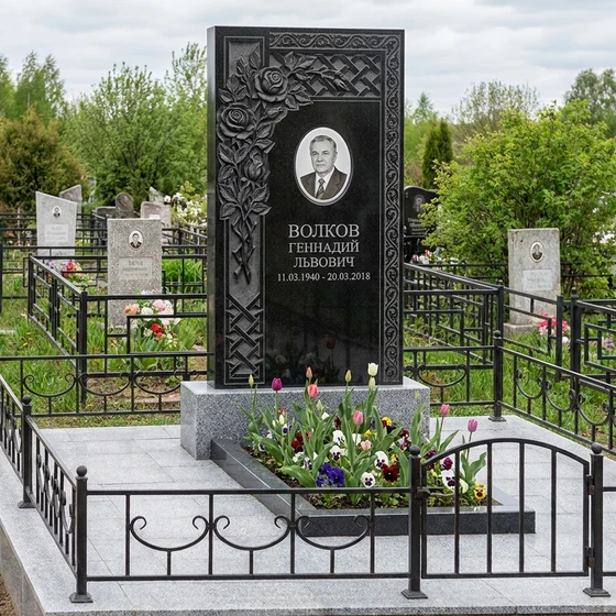 Элегантный памятник из чёрного гранита с резьбой