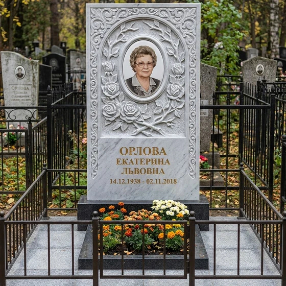Изысканный памятник из белого мрамора с резьбой