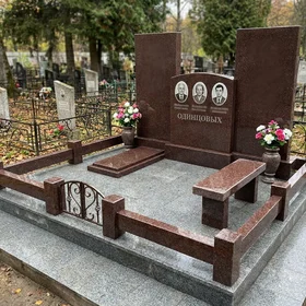 Семейный мемориальный комплекс из красного гранита