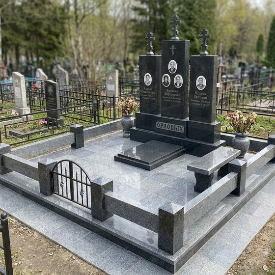 Семейный мемориальный комплекс из комбинированного гранита