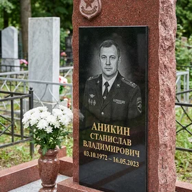 Памятник полицейскому из красного гранита со значком