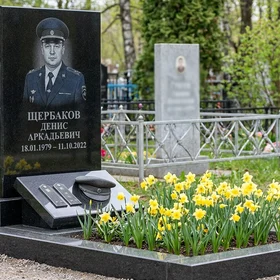 Памятник полицейскому с погонами и фуражкой