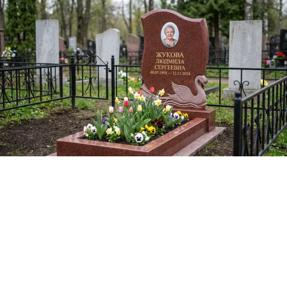 Мемориал с лебедем из красного гранита Лежниковский