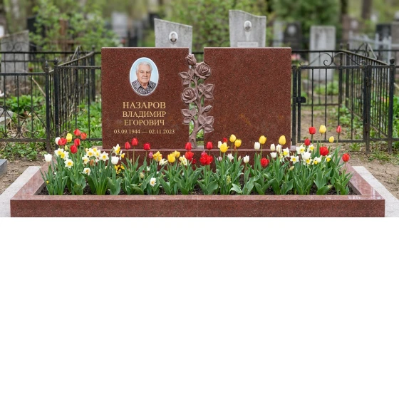Памятник с розой из лезниковского гранита на двойной плите