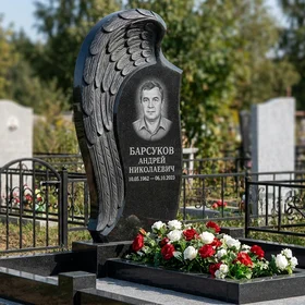Комбинированный памятник фигурный с волнообразным цветником и шарами