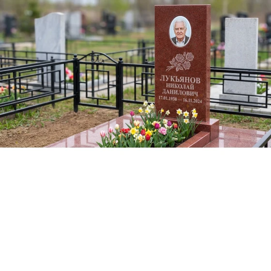 Памятник с букетом из трех роз из лезниковского гранита с портретом