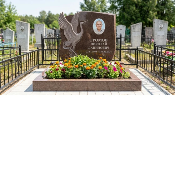 Памятник с журавлем из дымовского гранита с портретом
