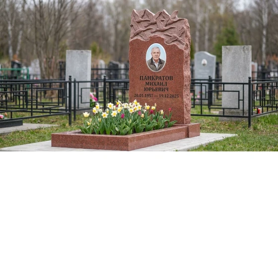 Памятник с клином журавлей из лезниковского гранита с портретом и цветником
