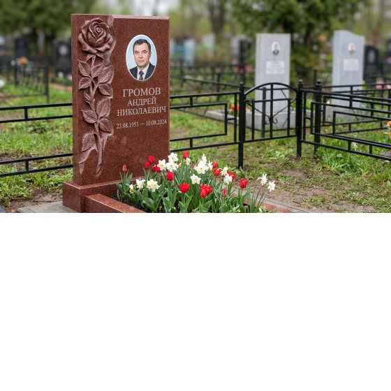 Памятник с розой из красного лезниковского гранита с портретом