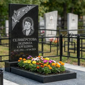 Памятник с журавлиным клином из габбро-диабаза с фотопортретом