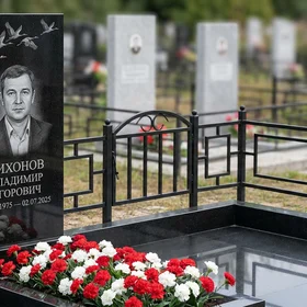 памятник с журавлями из черного габбро-диабаза с портретом