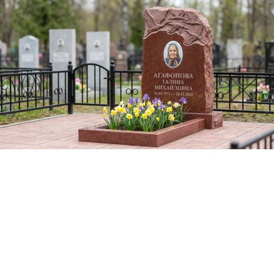 памятник с журавлями из красного гранита с портретом