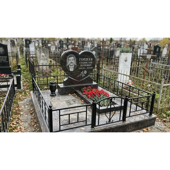 Гранитный памятник в форме сердца