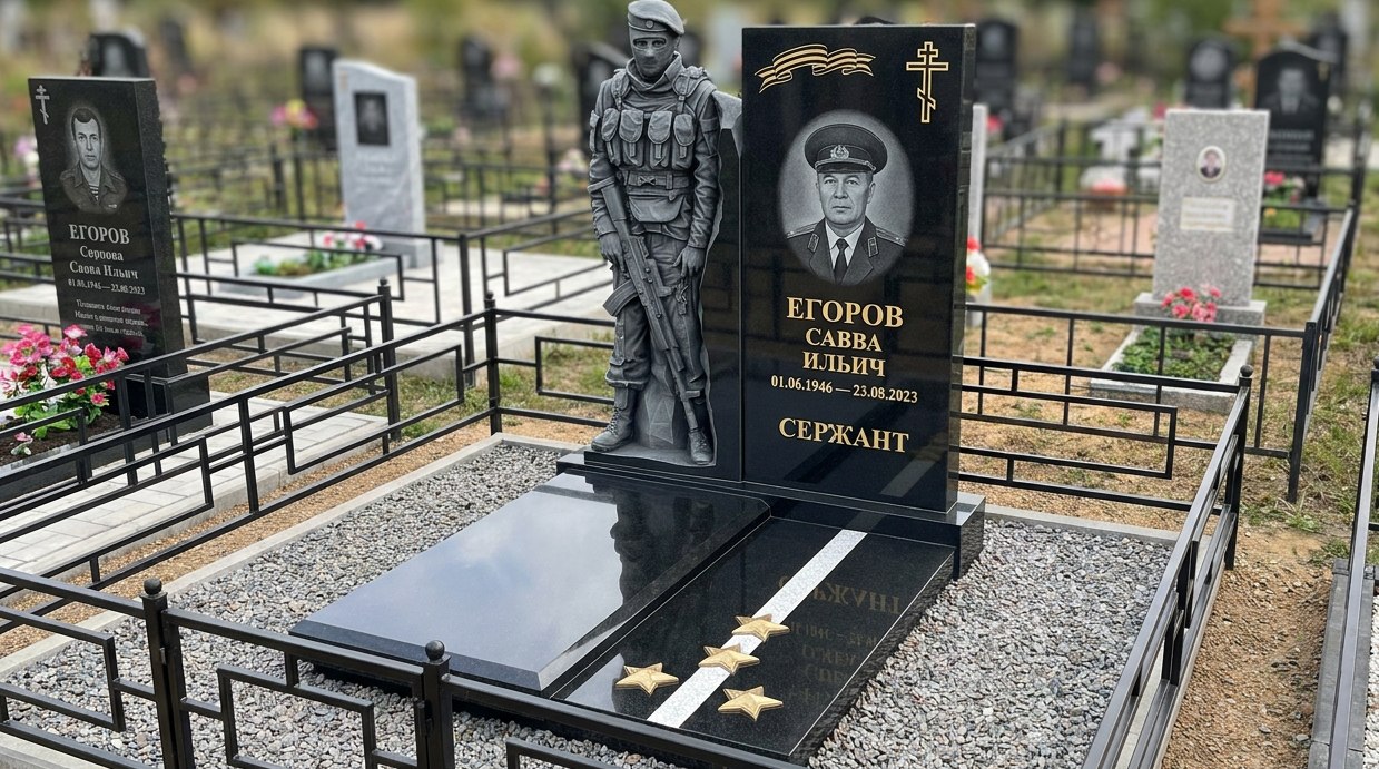 Пример дизайна: Гранитный памятник военному с рельефной фигурой и звездами — фото и цена