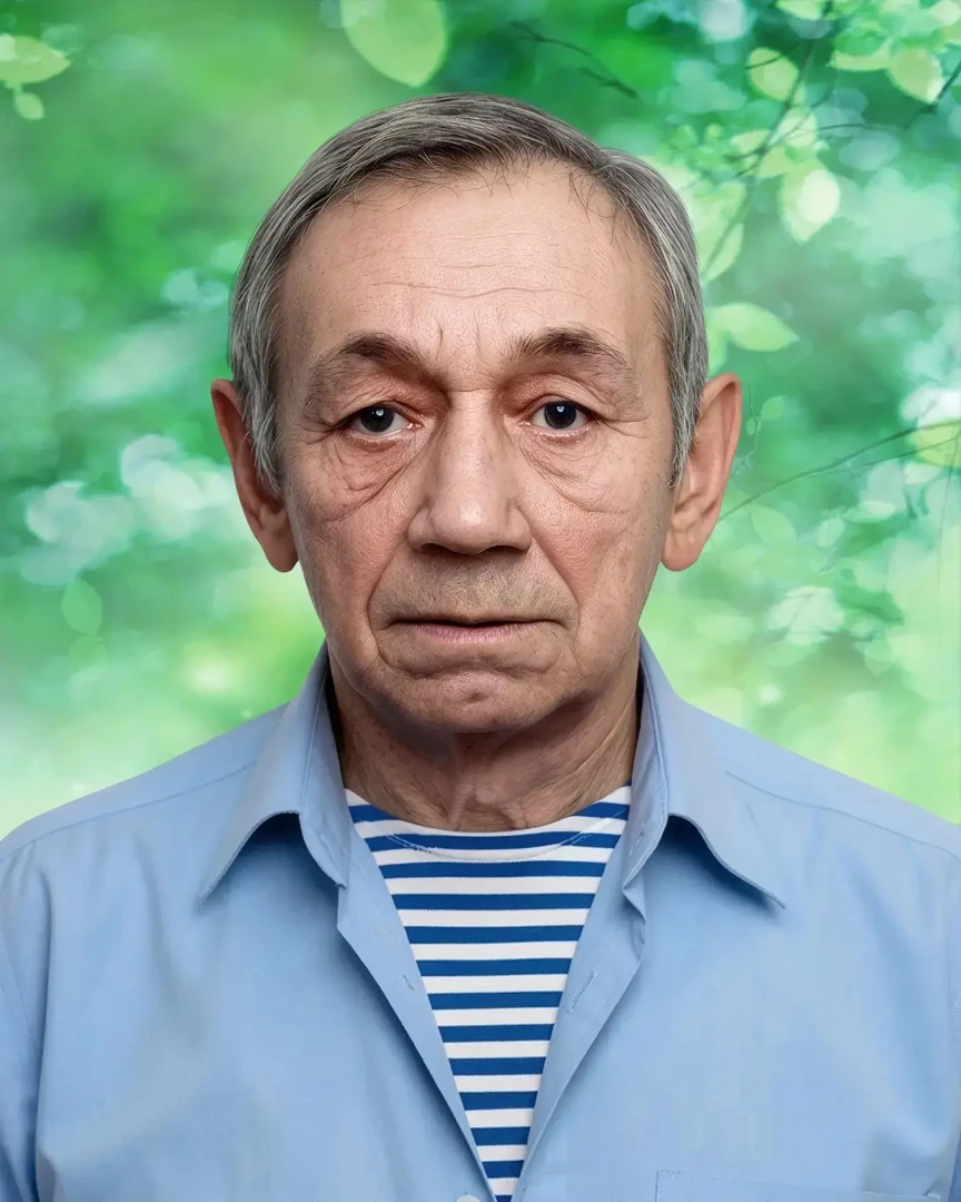 cvetnoy-portret-pozhilogo-muzhchiny-na-zelenom-fone