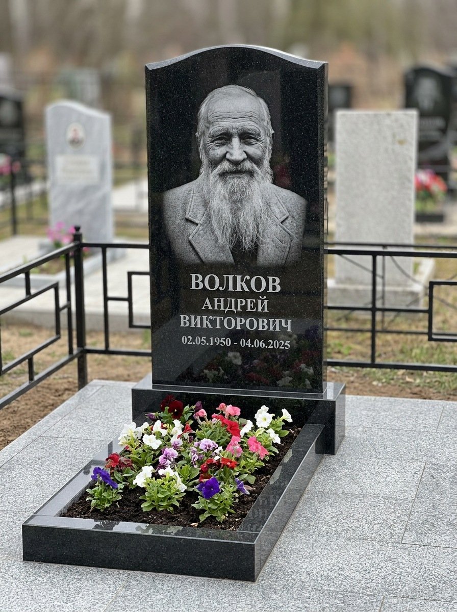 Портрет на памятнике в Москве — Старый снимок восстановили, портрет по грудь — гравировка
